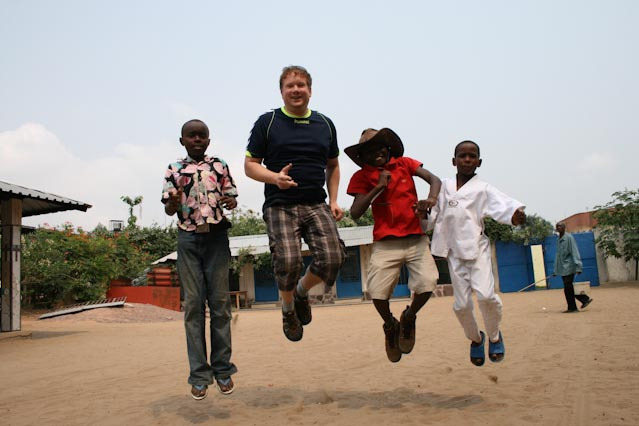 Kinder springen auf dem Schulhof